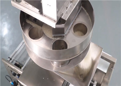 Packing machine with measuring cup