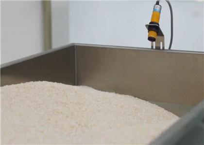 Granule packing machine with 4 heads
