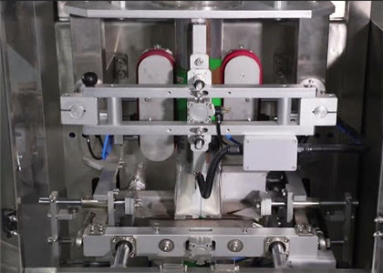 Powder packing machine with auger filler